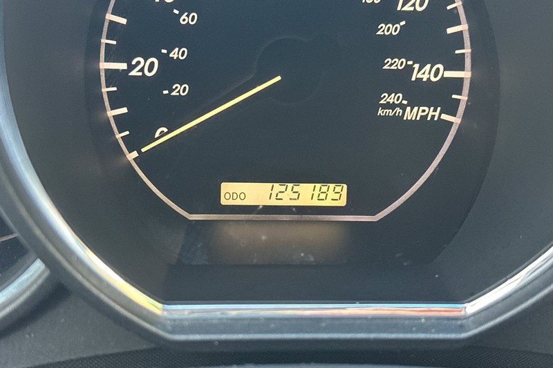 Lexus RX 330 Vehicle Full-screen Gallery Image 39