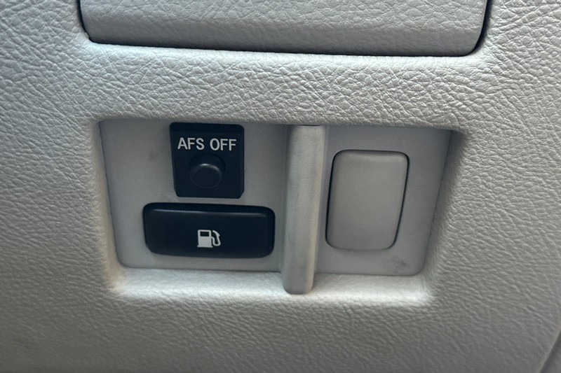 Lexus RX 330 Vehicle Full-screen Gallery Image 40