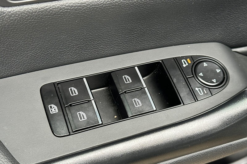 Mazda CX-50 Vehicle Full-screen Gallery Image 12