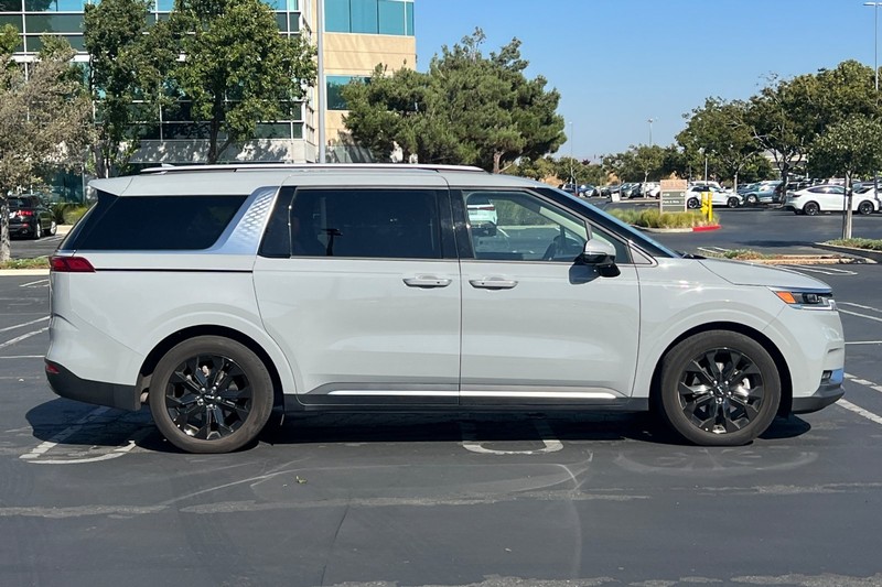 Kia Carnival Vehicle Full-screen Gallery Image 03