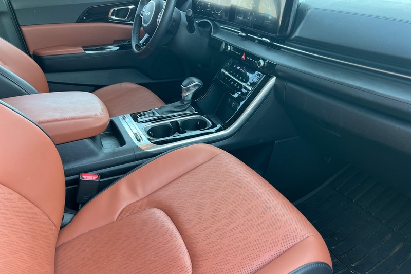 Kia Carnival Vehicle Full-screen Gallery Image 18