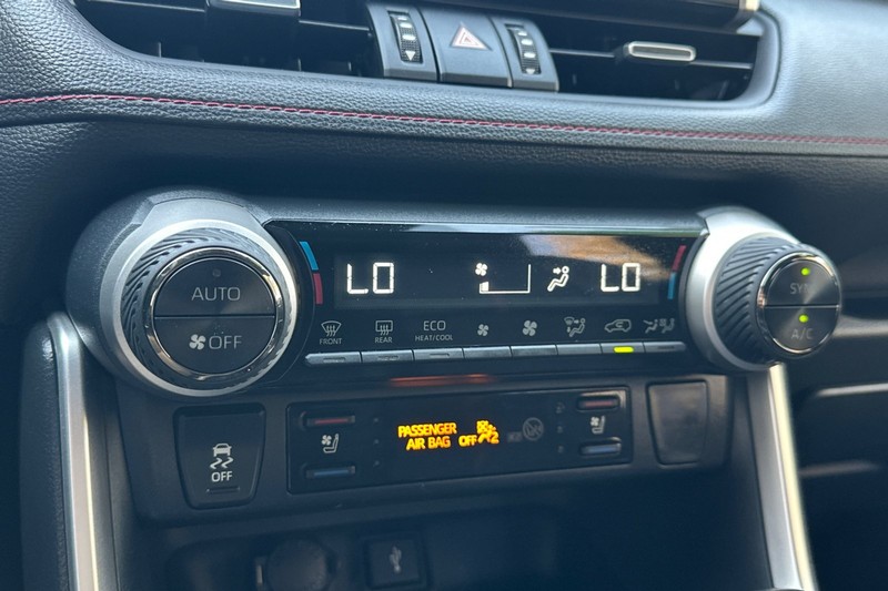 Toyota RAV4 Prime Vehicle Full-screen Gallery Image 28