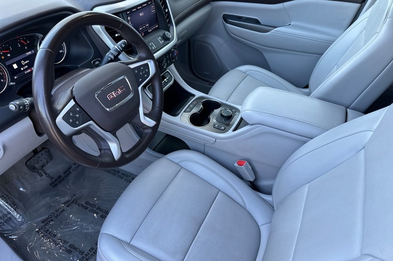 GMC Acadia Vehicle Full-screen Gallery Image 10
