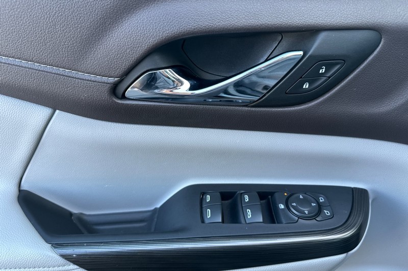 GMC Acadia Vehicle Full-screen Gallery Image 11