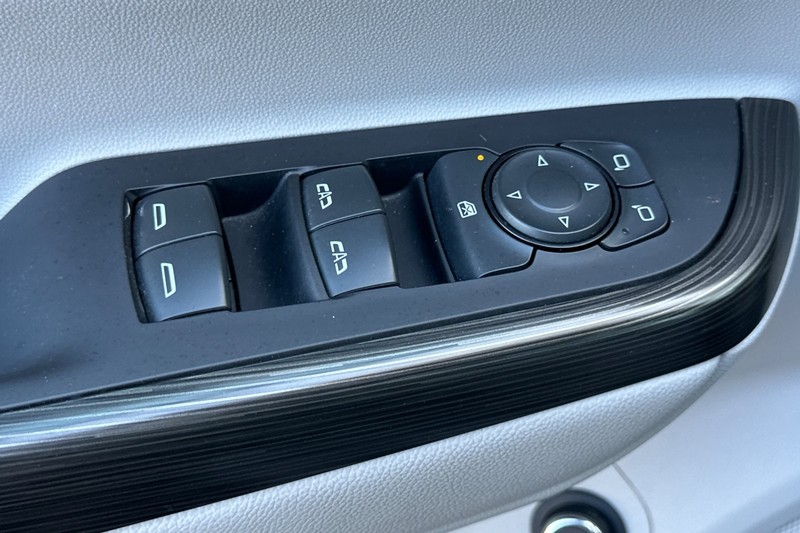 GMC Acadia Vehicle Full-screen Gallery Image 12