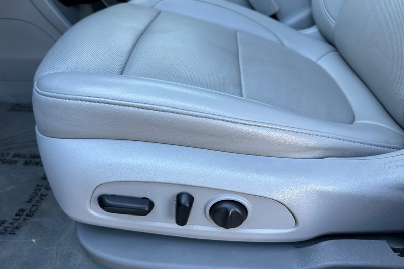 GMC Acadia Vehicle Full-screen Gallery Image 13