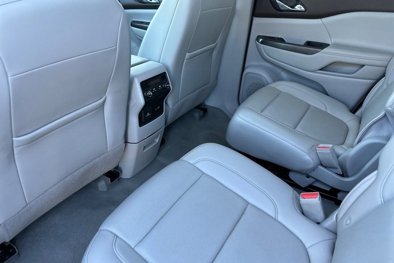 GMC Acadia Vehicle Full-screen Gallery Image 14