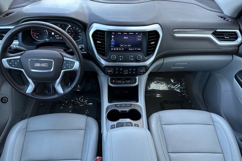GMC Acadia Vehicle Full-screen Gallery Image 15