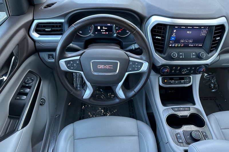 GMC Acadia Vehicle Full-screen Gallery Image 16
