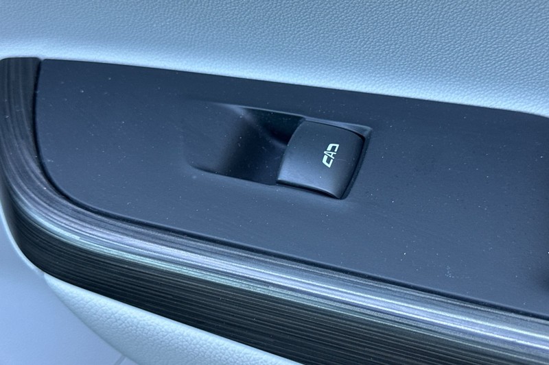 GMC Acadia Vehicle Full-screen Gallery Image 23