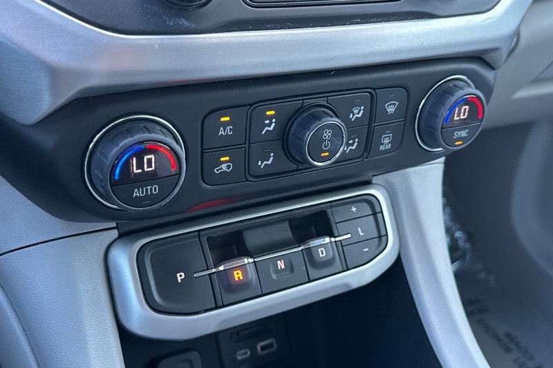 GMC Acadia Vehicle Full-screen Gallery Image 29