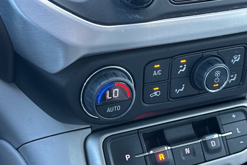 GMC Acadia Vehicle Full-screen Gallery Image 30