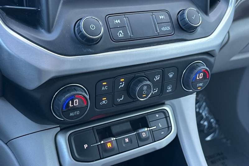 GMC Acadia Vehicle Full-screen Gallery Image 32