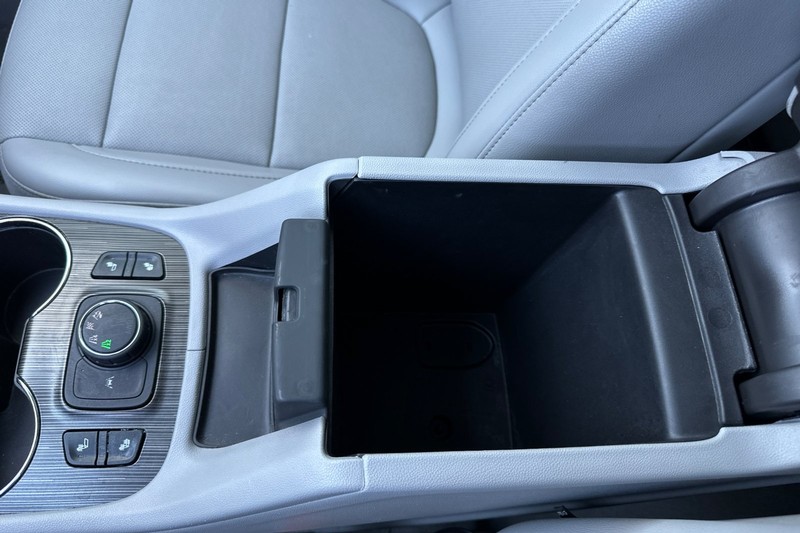 GMC Acadia Vehicle Full-screen Gallery Image 34