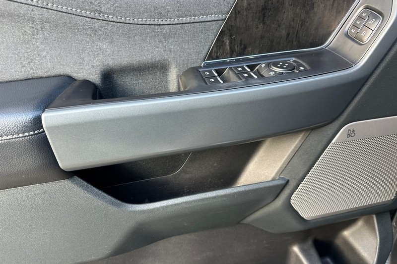 Ford F-150 Vehicle Full-screen Gallery Image 11