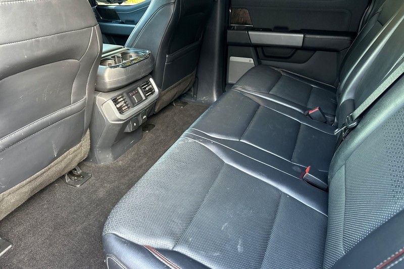 Ford F-150 Vehicle Full-screen Gallery Image 14