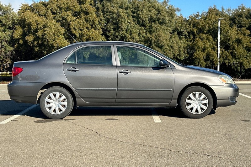 Toyota Corolla Vehicle Full-screen Gallery Image 03