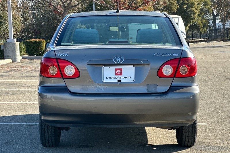 Toyota Corolla Vehicle Full-screen Gallery Image 05