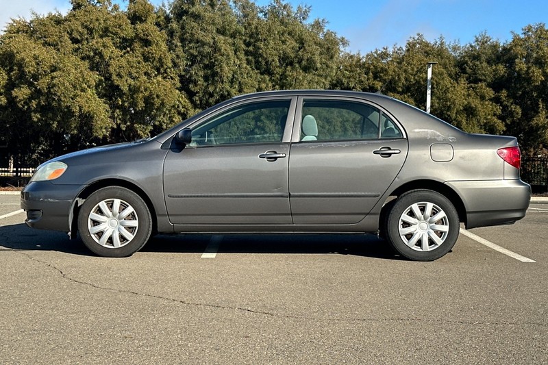 Toyota Corolla Vehicle Full-screen Gallery Image 07