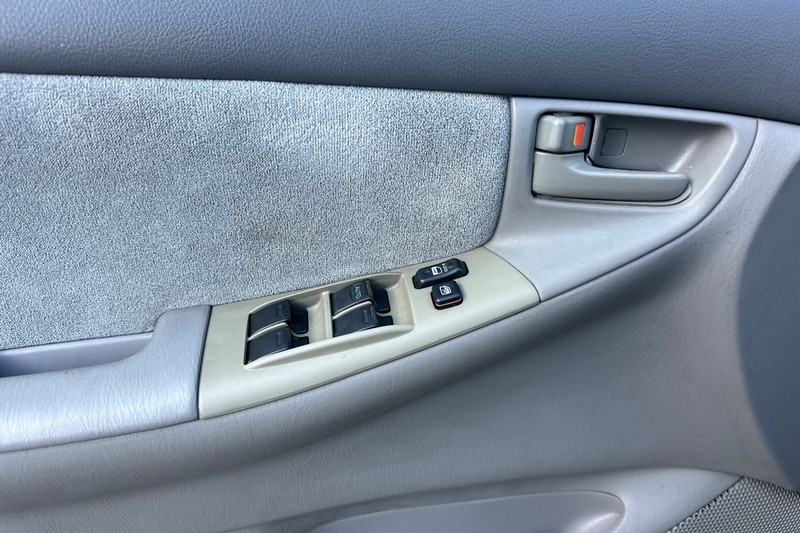 Toyota Corolla Vehicle Full-screen Gallery Image 11