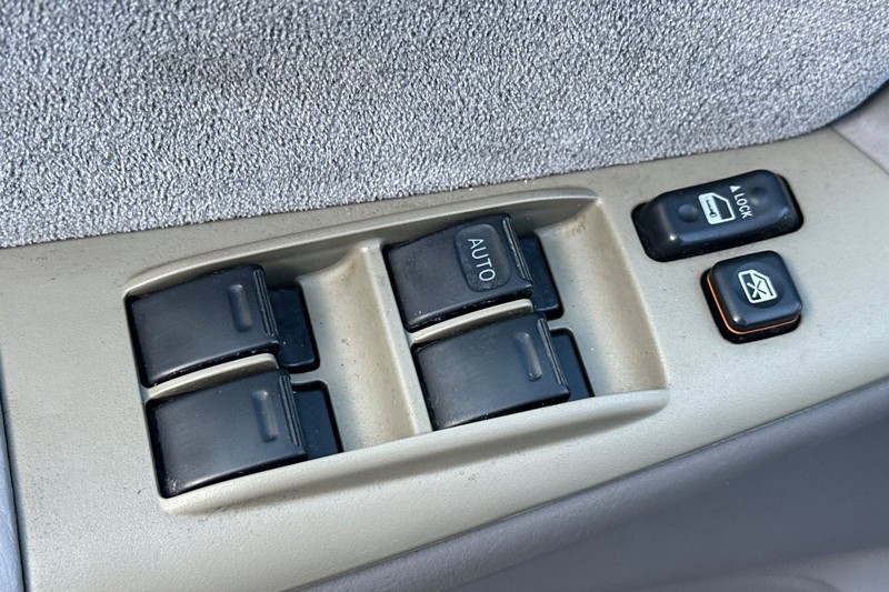 Toyota Corolla Vehicle Full-screen Gallery Image 12