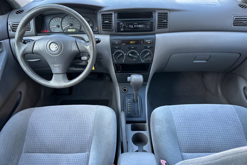 Toyota Corolla Vehicle Full-screen Gallery Image 15