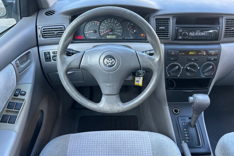 Toyota Corolla Vehicle Full-screen Gallery Image 16