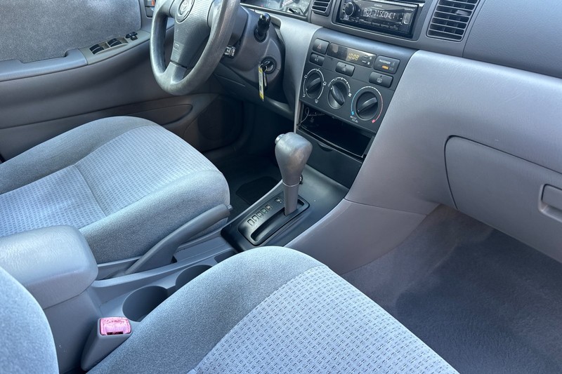 Toyota Corolla Vehicle Full-screen Gallery Image 18