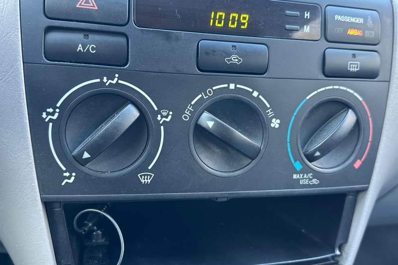 Toyota Corolla Vehicle Full-screen Gallery Image 25