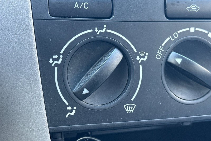 Toyota Corolla Vehicle Full-screen Gallery Image 26