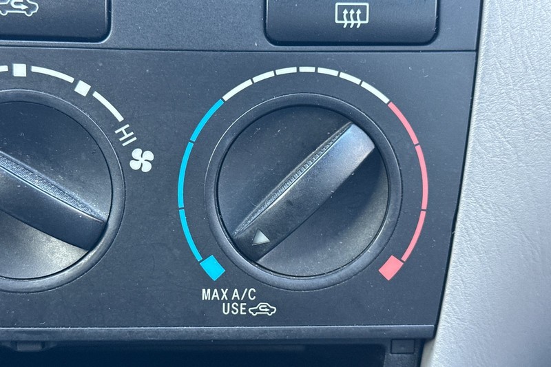 Toyota Corolla Vehicle Full-screen Gallery Image 27