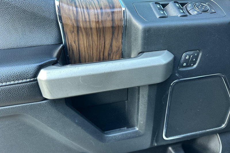 Ford F-150 Vehicle Full-screen Gallery Image 11