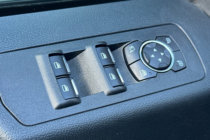 Ford F-150 Vehicle Full-screen Gallery Image 12