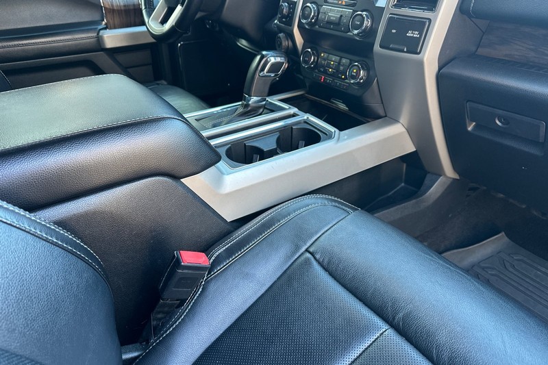 Ford F-150 Vehicle Full-screen Gallery Image 18