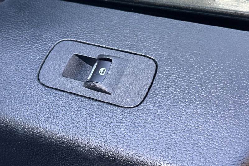 Ford F-150 Vehicle Full-screen Gallery Image 21