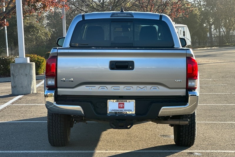 Toyota Tacoma 4WD Vehicle Full-screen Gallery Image 05