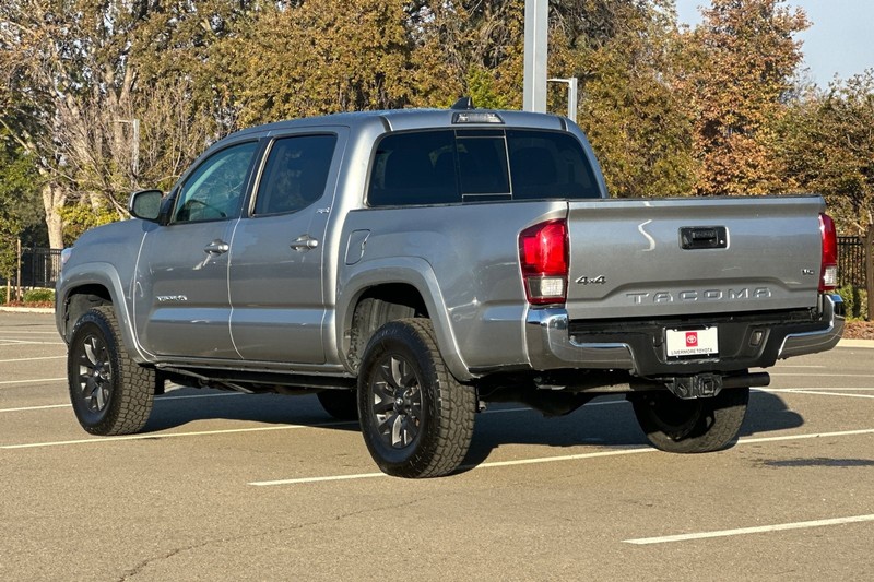 Toyota Tacoma 4WD Vehicle Full-screen Gallery Image 06