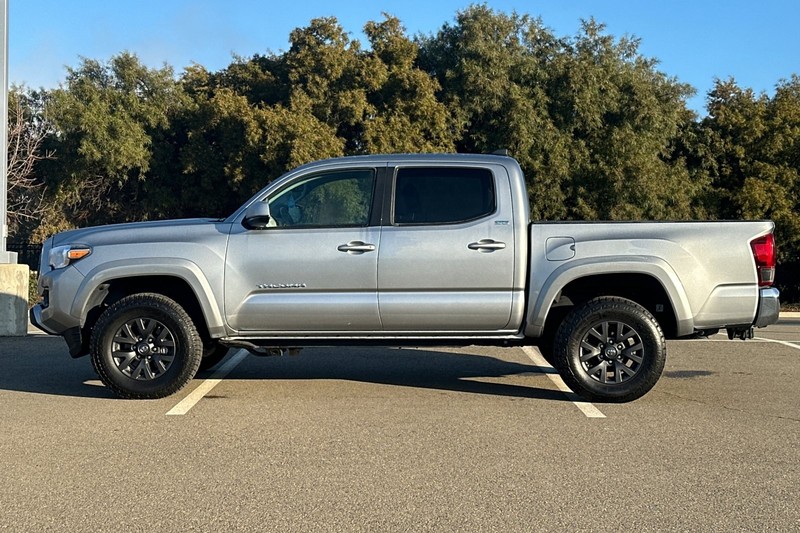 Toyota Tacoma 4WD Vehicle Full-screen Gallery Image 07