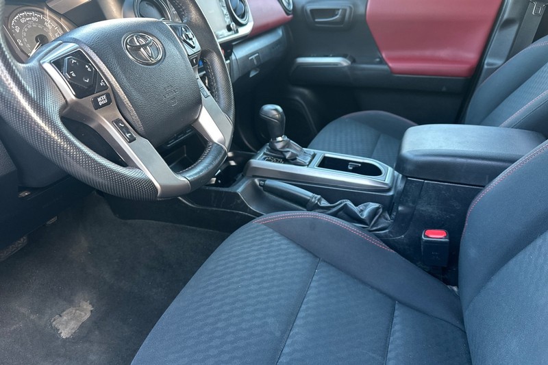 Toyota Tacoma 4WD Vehicle Full-screen Gallery Image 10