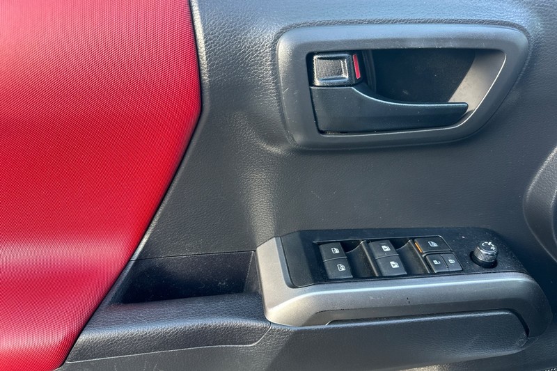 Toyota Tacoma 4WD Vehicle Full-screen Gallery Image 11