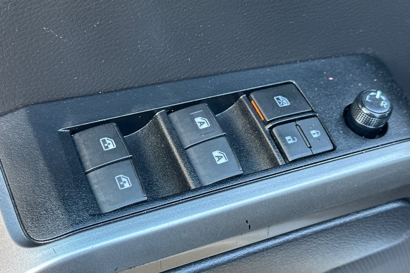 Toyota Tacoma 4WD Vehicle Full-screen Gallery Image 12