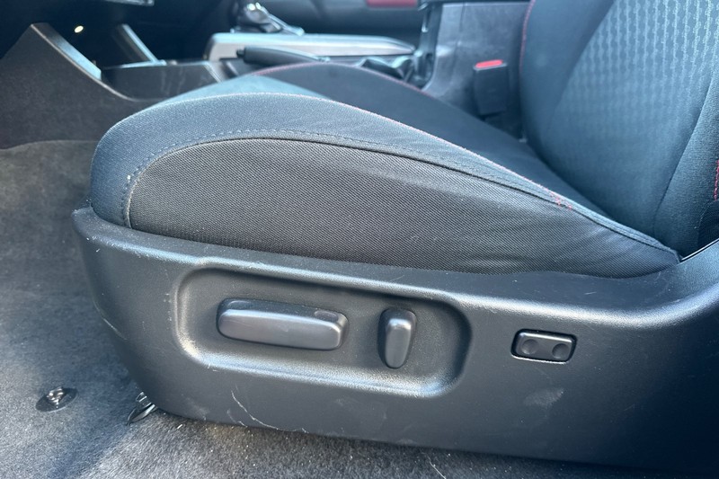 Toyota Tacoma 4WD Vehicle Full-screen Gallery Image 13