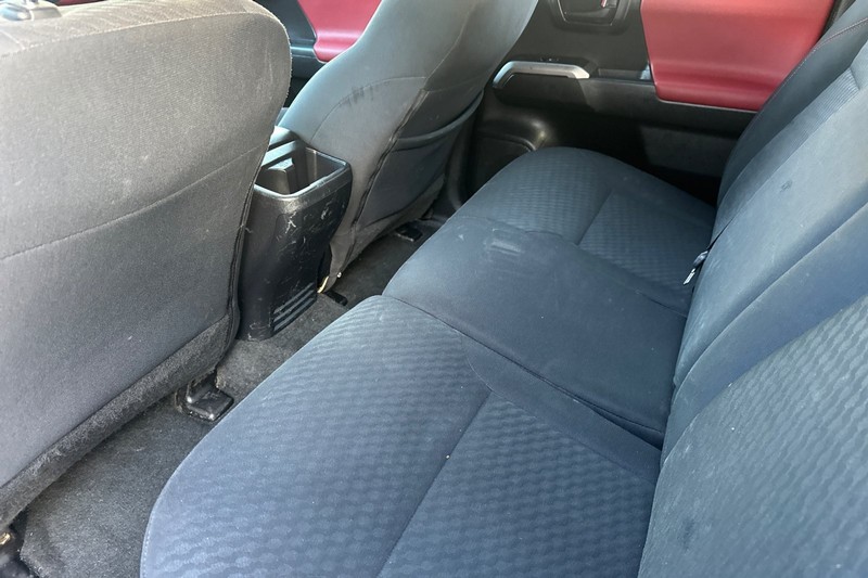 Toyota Tacoma 4WD Vehicle Full-screen Gallery Image 14