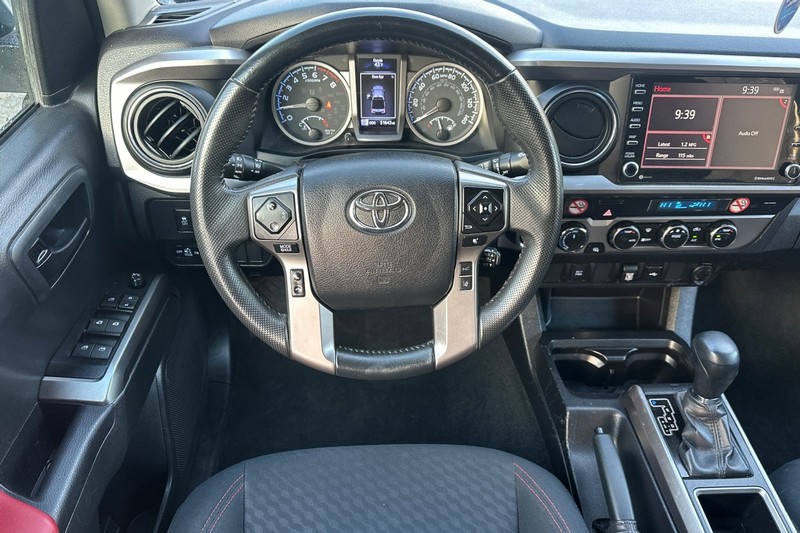 Toyota Tacoma 4WD Vehicle Full-screen Gallery Image 16
