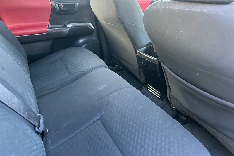 Toyota Tacoma 4WD Vehicle Full-screen Gallery Image 17