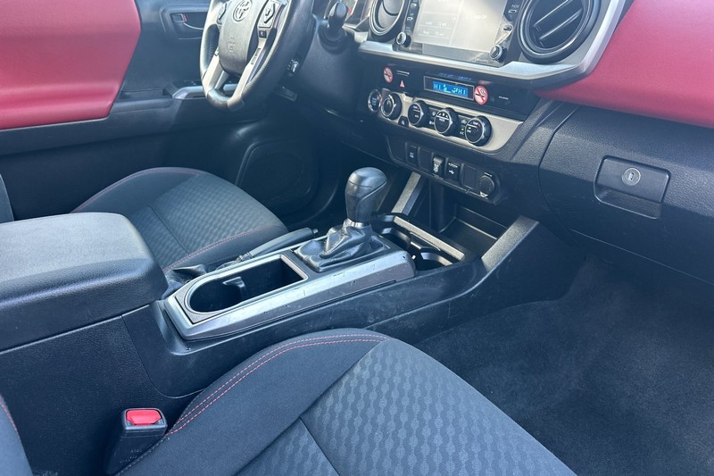 Toyota Tacoma 4WD Vehicle Full-screen Gallery Image 18