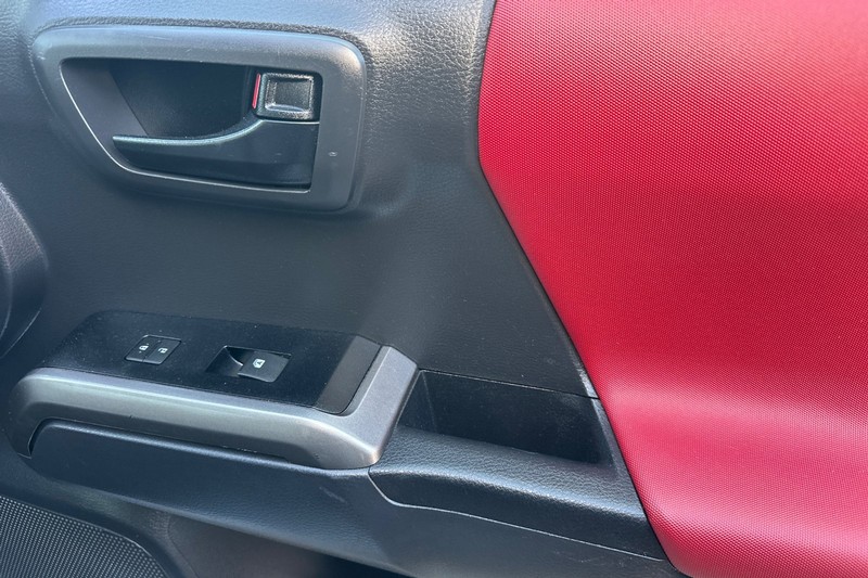 Toyota Tacoma 4WD Vehicle Full-screen Gallery Image 20