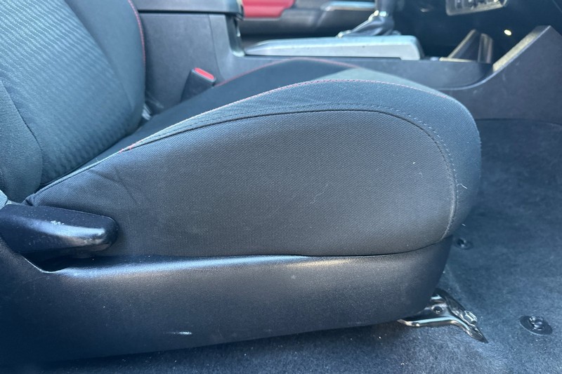 Toyota Tacoma 4WD Vehicle Full-screen Gallery Image 22