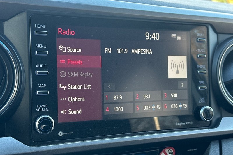 Toyota Tacoma 4WD Vehicle Full-screen Gallery Image 25