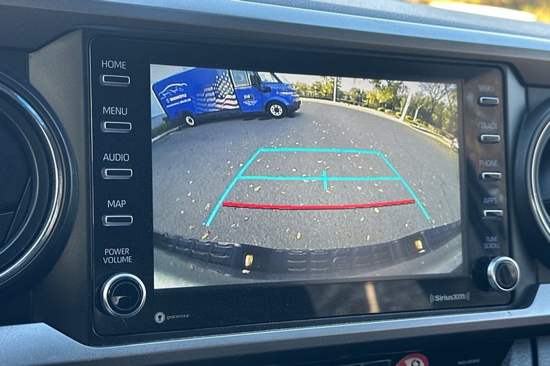 Toyota Tacoma 4WD Vehicle Full-screen Gallery Image 26